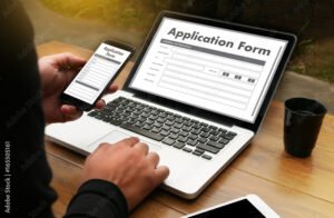 persona che usa computer con moduli online