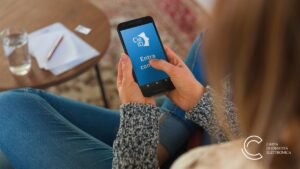 persona che usa la cie su smartphone