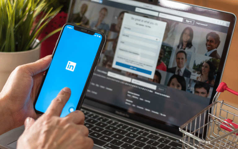 persona che usa laptop con app linkedin aperta