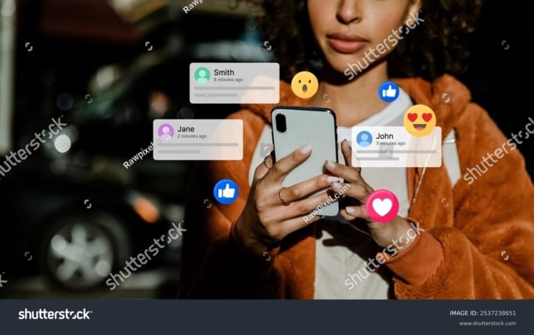 persona che usa smartphone con icone social