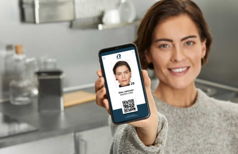 persona che utilizza carta didentita elettronica digitale