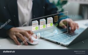 persona che utilizza computer con fatture digitali