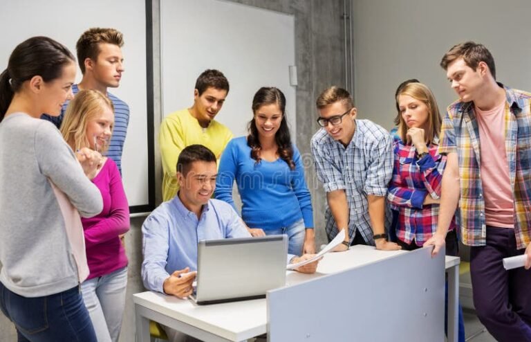 persona che utilizza laptop con carta docente