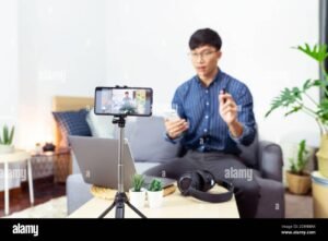 persona che utilizza smartphone per registrazione digitale