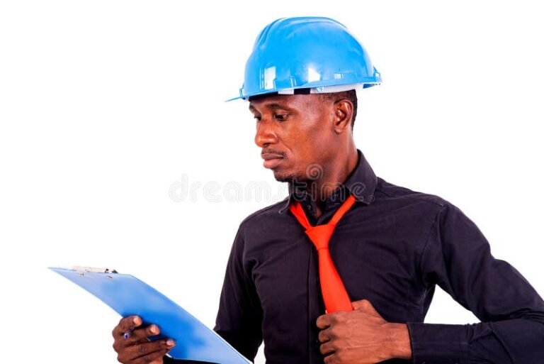 persona con casco e documenti di sicurezza