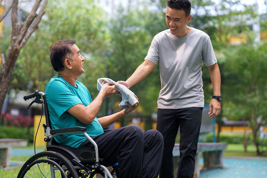 persona con disabilita che riceve supporto finanziario