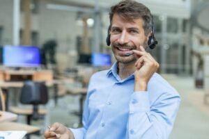 persona felice che cerca lavoro con supporto