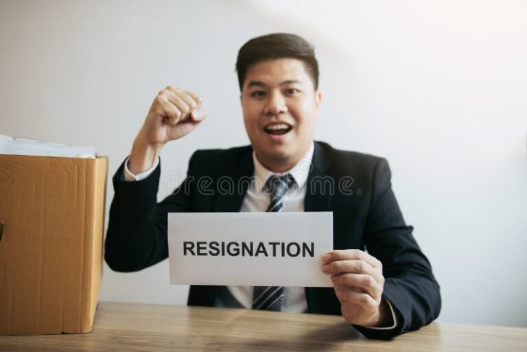 Naspi è riconosciuta a chi si licenzia volontariamente 9 persona felice che consegna lettera dimissioni