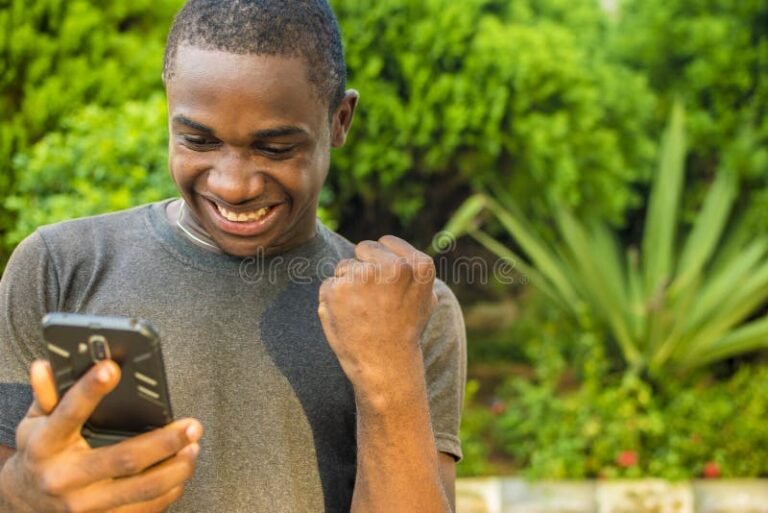 Quando Arriva La Naspi A Giugno E Come Verificarne L’Erogazione 22 persona felice che controlla il telefono