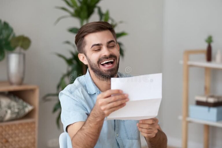 Cos'è la Naspi e Quali Sono i Requisiti per Ottenere l'Indennità 44 persona felice che riceve un assegno indennita