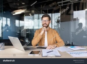 persona felice con calcolatrice e documenti finanziari