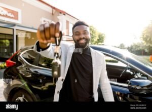 persona felice con chiavi auto nuove