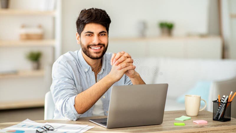 persona felice con documenti e computer