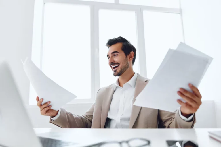 persona felice con documenti finanziari chiari