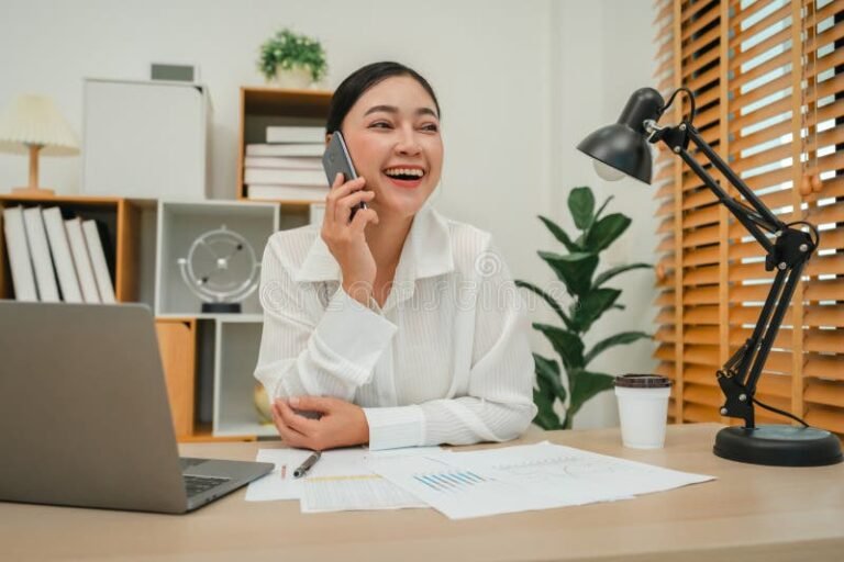 Come Funziona La Naspi Anticipata Per Chi Apre Una Partita Iva 25 persona felice con laptop e documenti lavoro