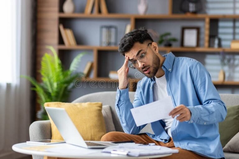 persona preoccupata con documenti finanziari