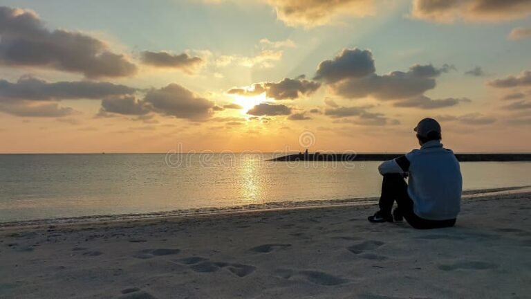 persona rilassata su una spiaggia deserta