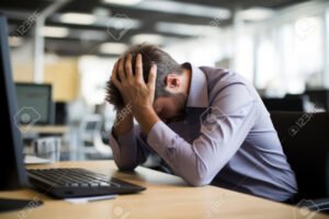persona stressata al lavoro con scadenze impresse