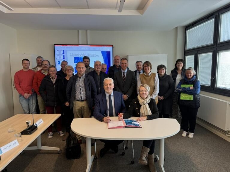 persone che collaborano in ufficio caf