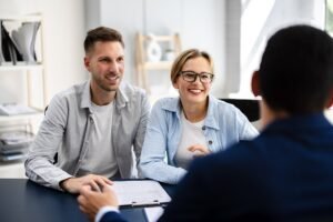 persone che discutono con consulente finanziario