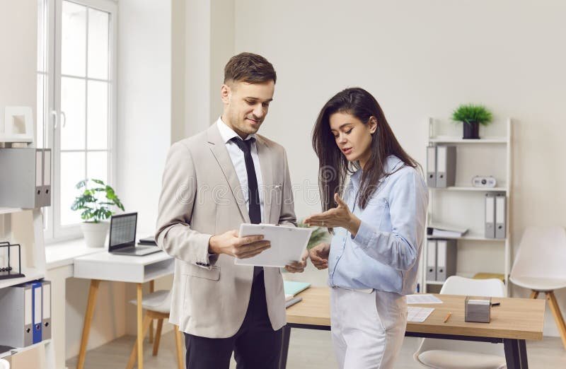 Chi Sono I Soggetti Non Obbligati Al Versamento Dei Ritenuti 2 persone che discutono contratti finanziari in ufficio