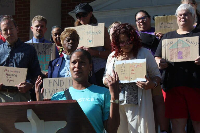 Come Si Redige Uno Statuto Per Un'Associazione No Profit 14 persone che discutono davanti a documenti ufficiali