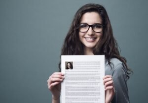 persone che inviano curriculum online sorridenti