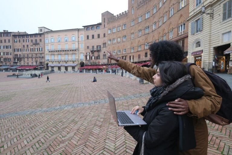 Come Posso Lavorare Da Piazza Italia Opportunità e Consigli Utili 1 persone che lavorano con laptop in piazza italiana