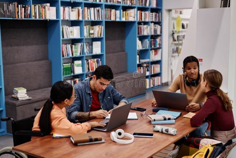 persone che studiano insieme in biblioteca moderna