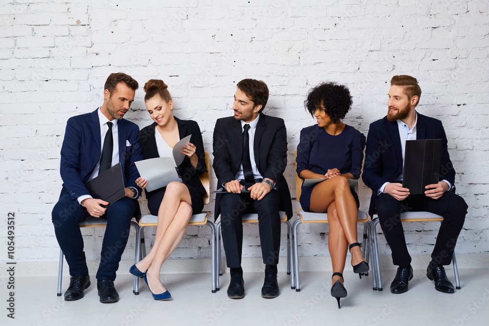 Quale Corso Fare Per Lavorare Subito E Trovare Impiego Facile 2 persone felici durante un colloquio di lavoro