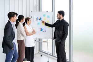 persone in riunione con grafici sulla formazione