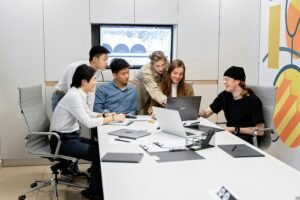 persone in un ufficio moderno che collaborano