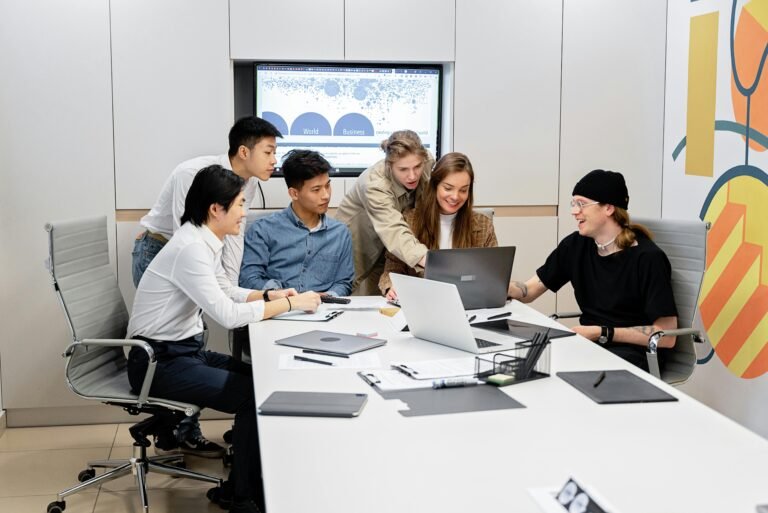 persone in un ufficio moderno che collaborano