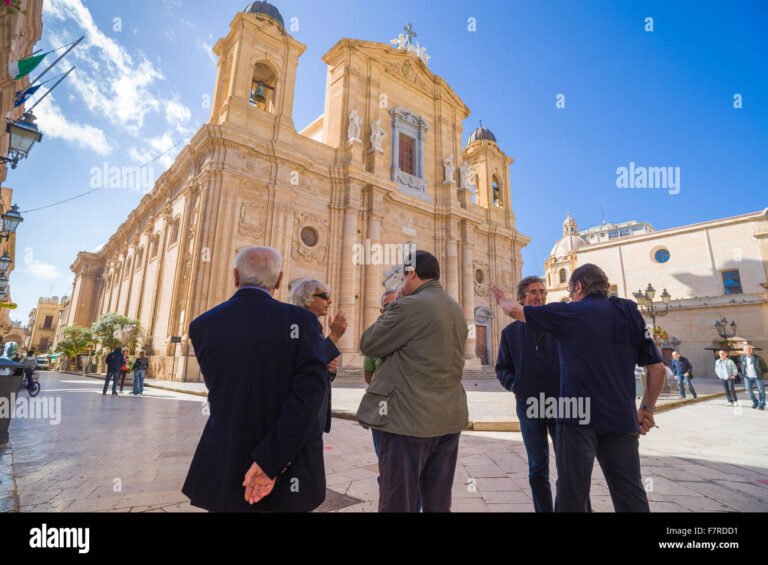 piazza principale di modena con persone sorridenti
