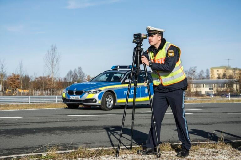 poliziotti in azione durante controllo stradale