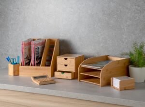 porta documenti in legno elegante sulla scrivania