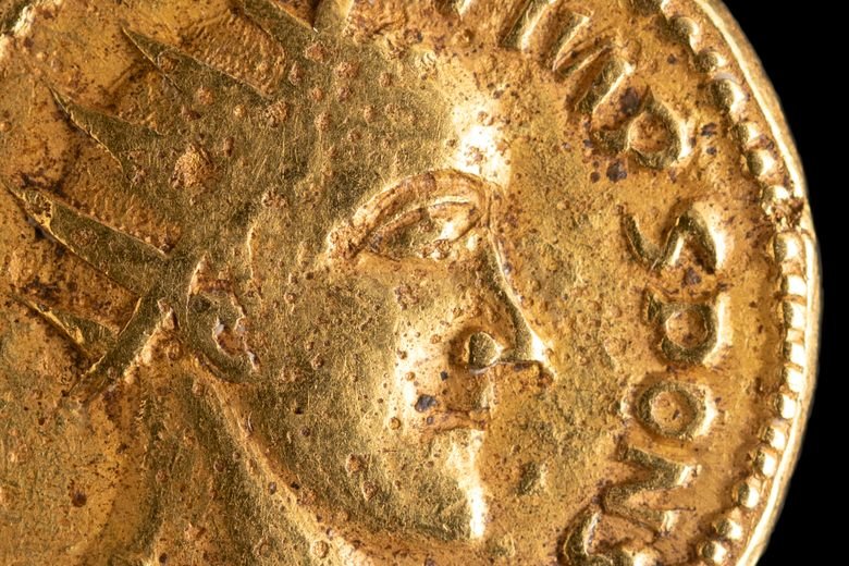 primo piano di monete antiche con dettagli imperfetti