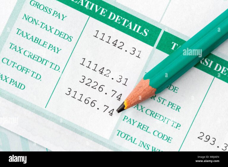 primo piano di una busta paga con penna