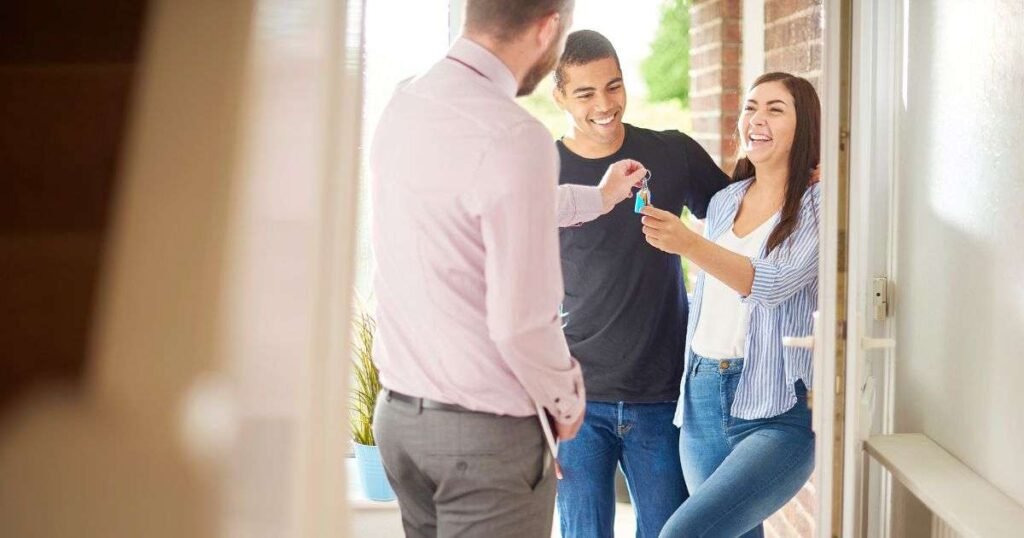 proprietario che consegna chiavi a gestore immobiliare