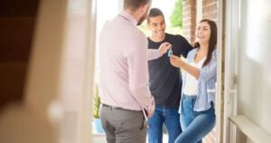 proprietario che consegna chiavi a gestore immobiliare