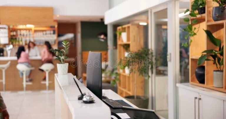 receptionista al banco assistenza clienti caf