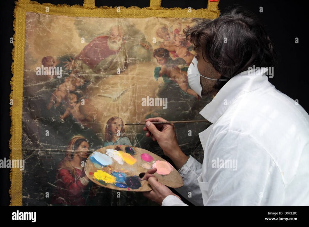 restauratore al lavoro su un antico dipinto
