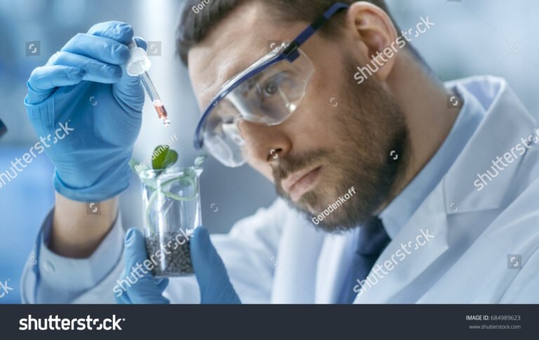 ricercatore in laboratorio alimentare con provette