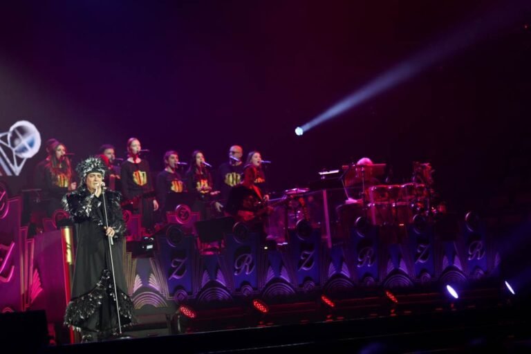 ritratto evocativo di renato zero sul palco