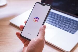 schermo smartphone con feed instagram visibile