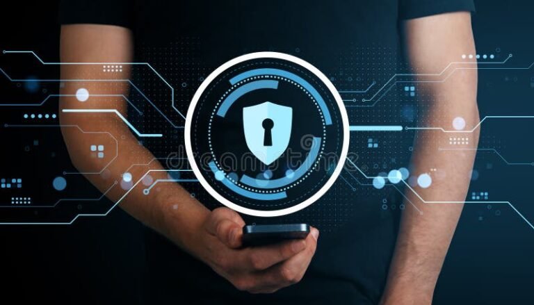 scudo digitale con icone di dati personali