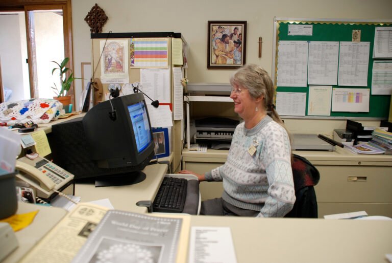 segretaria scolastica al lavoro in ufficio