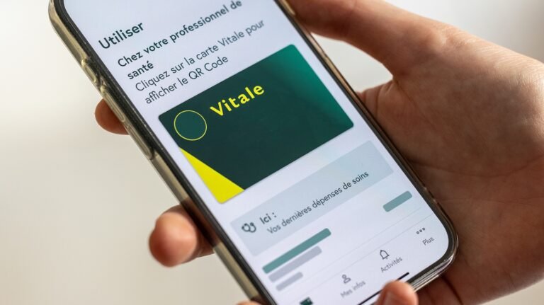 smartphone con app della carta nazionale dei servizi
