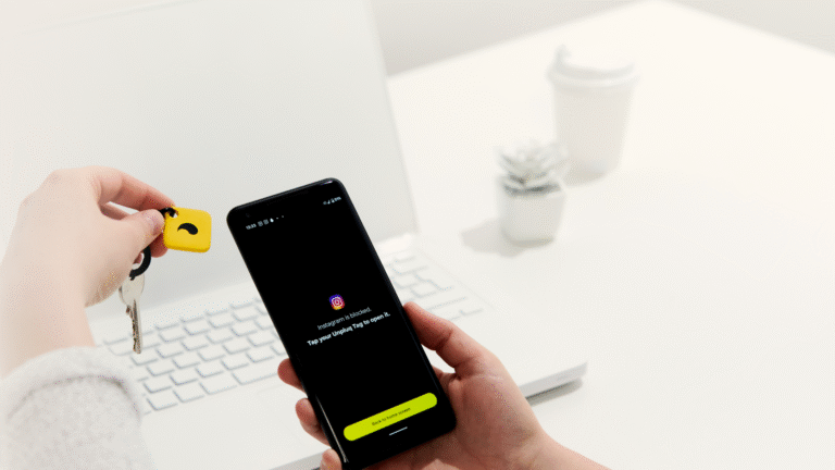 Come funziona l’app Io per accedere ai servizi pubblici digitali 13 smartphone con app io aperta su schermo
