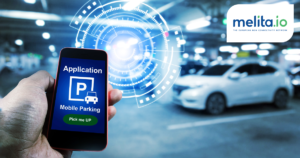smartphone con app io e auto parcheggiata